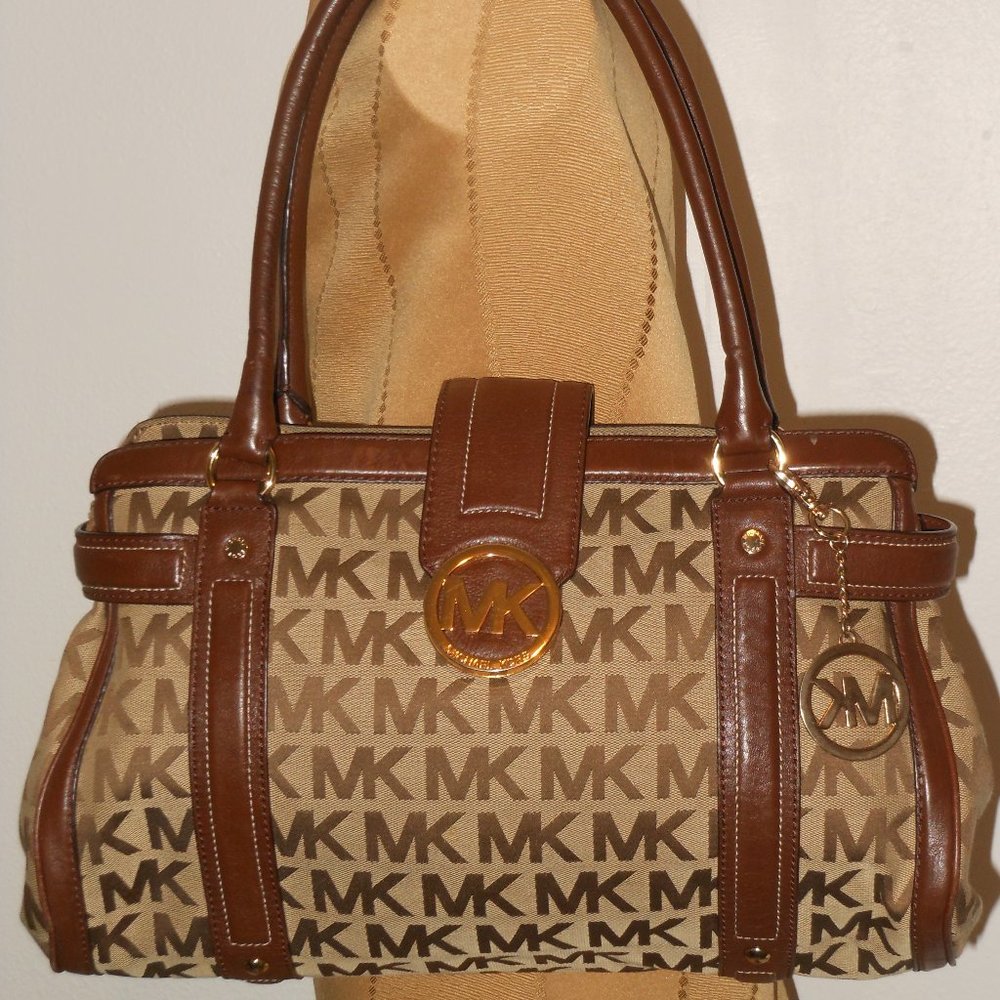 MICHAEL KORS CANVAS SIGNATURE PRINT OVERSIZE SHOULDER BAG